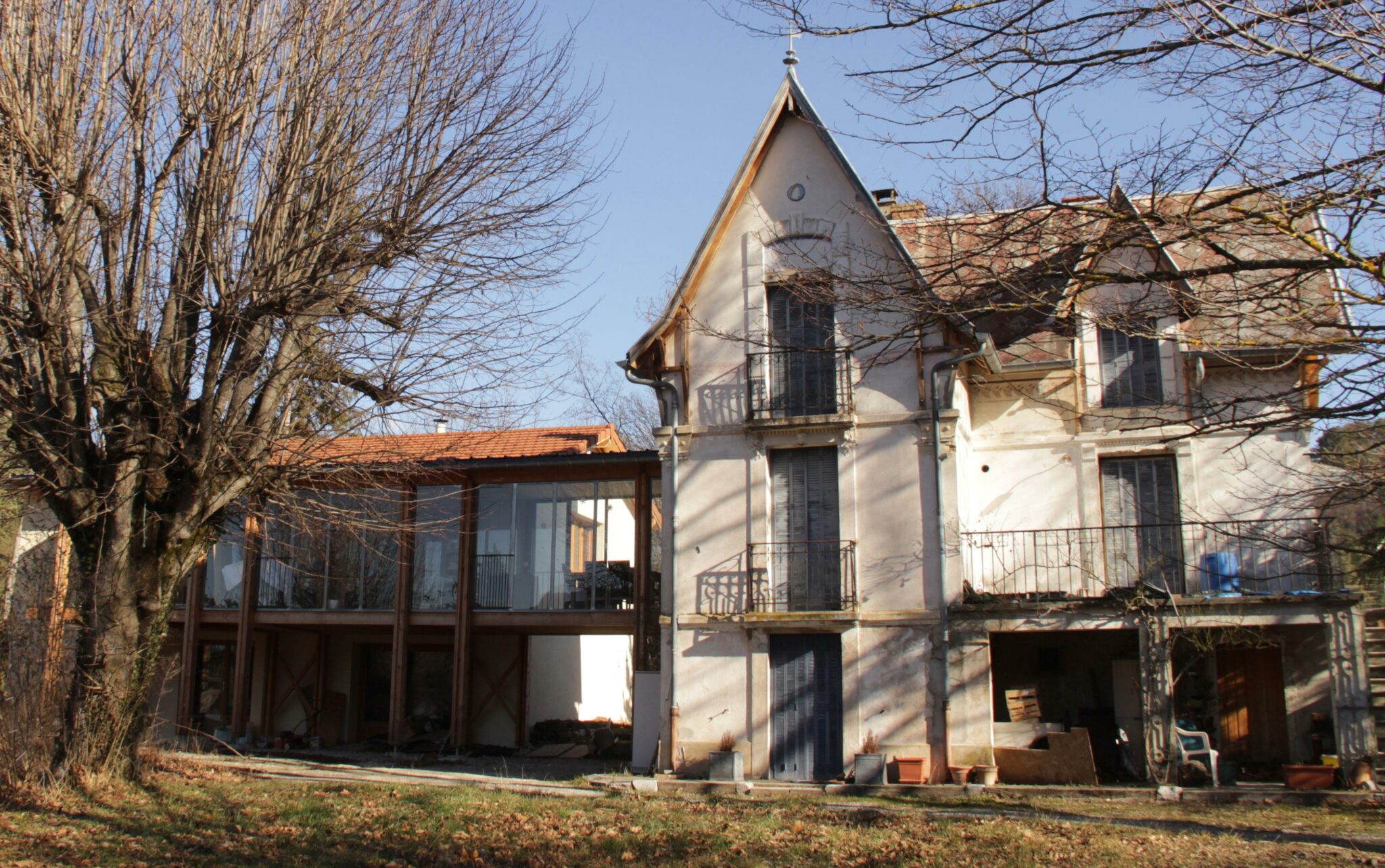 Extension d'une maison dans une grange