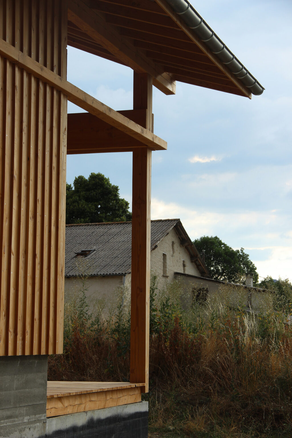 Construction d'une maison en ossature bois et toiture bac acier