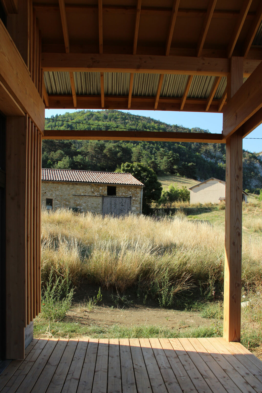 Construction d'une maison en ossature bois et toiture bac acier