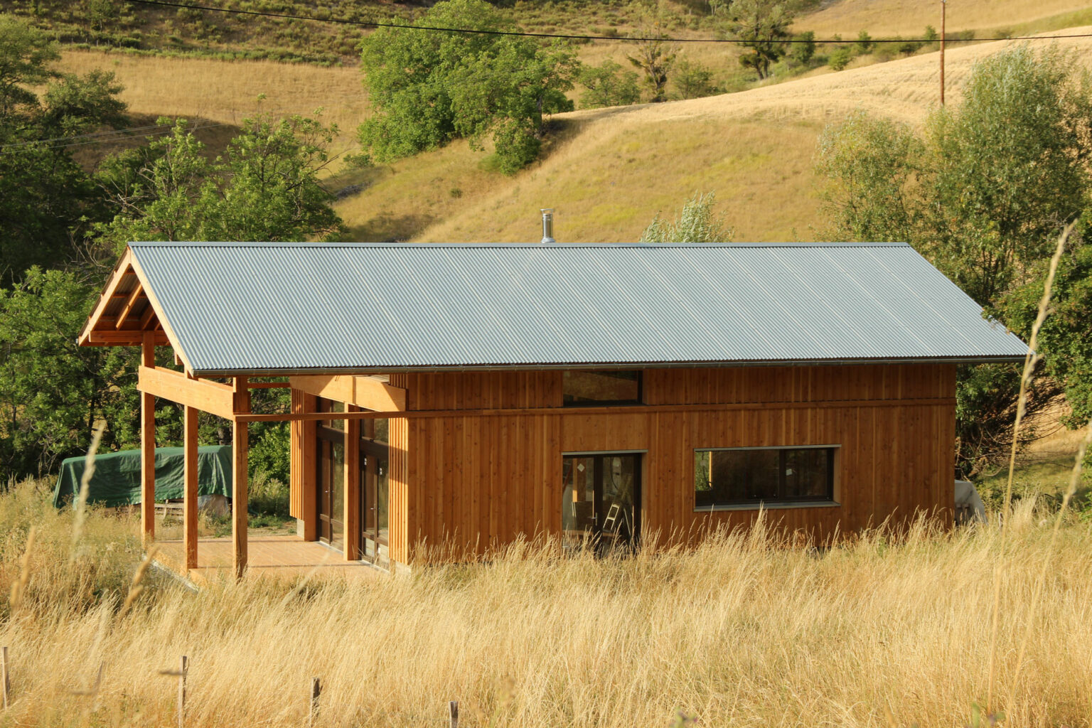 Construction d'une maison en ossature bois et toiture bac acier