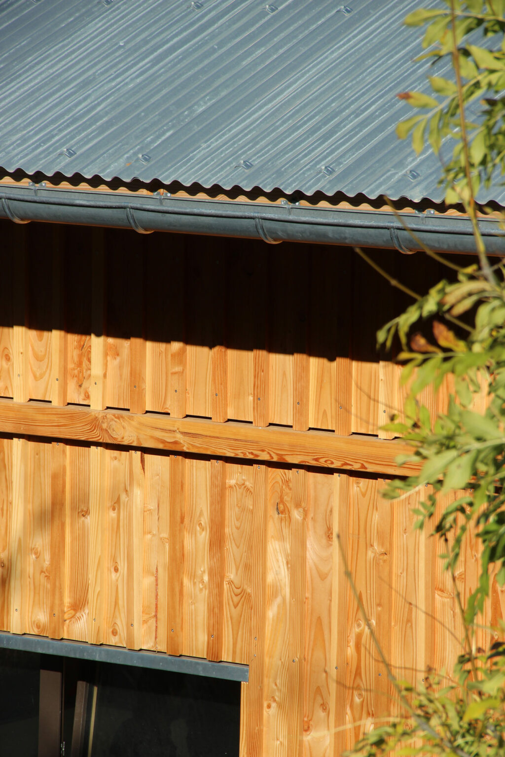 Construction d'une maison en ossature bois et toiture bac acier